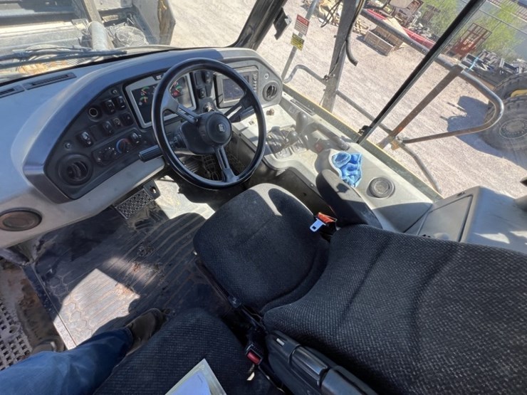 2013-caterpillar-740b-image-52