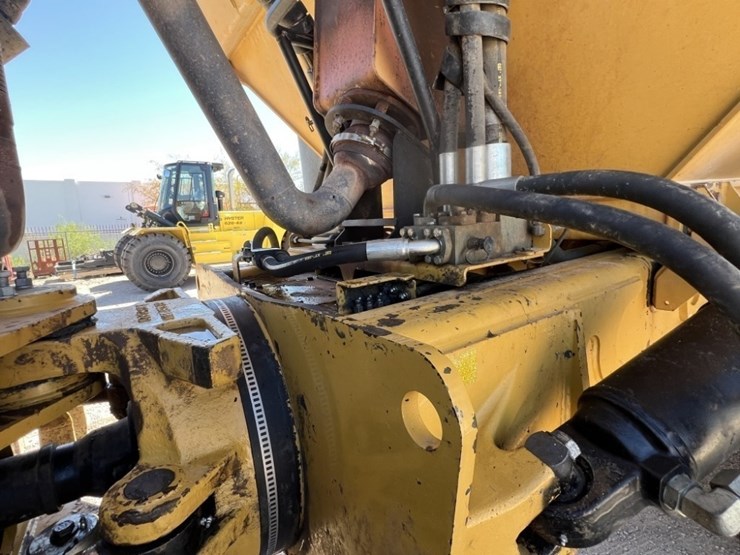 2013-caterpillar-740b-image-15
