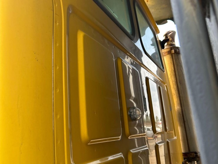 2007-sterling-l9500-image-12