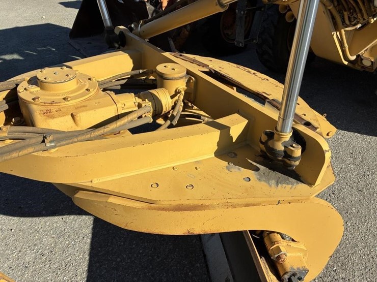 2005-caterpillar-143h-image-16