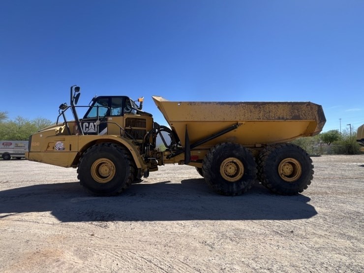 2013-caterpillar-740b-image-2