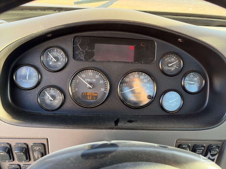 2015-peterbilt-348-image-17