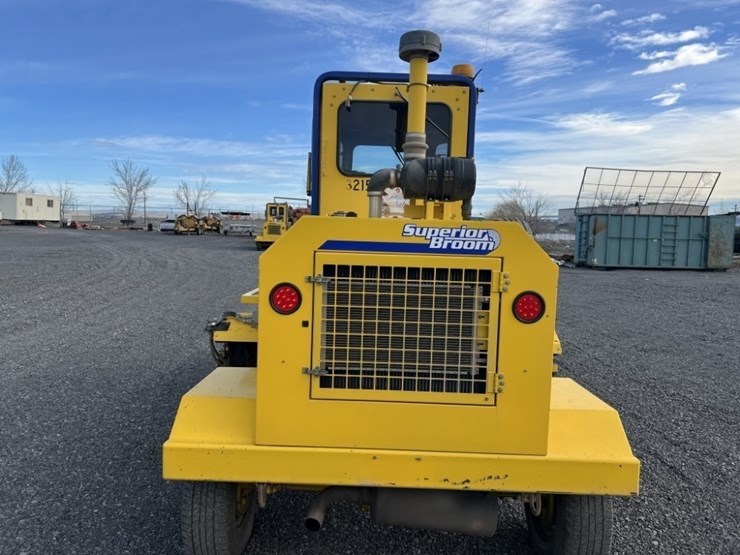 2015-superior-broom-dt80j-image-4