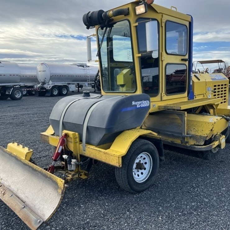 2015 SUPERIOR BROOM DT80J