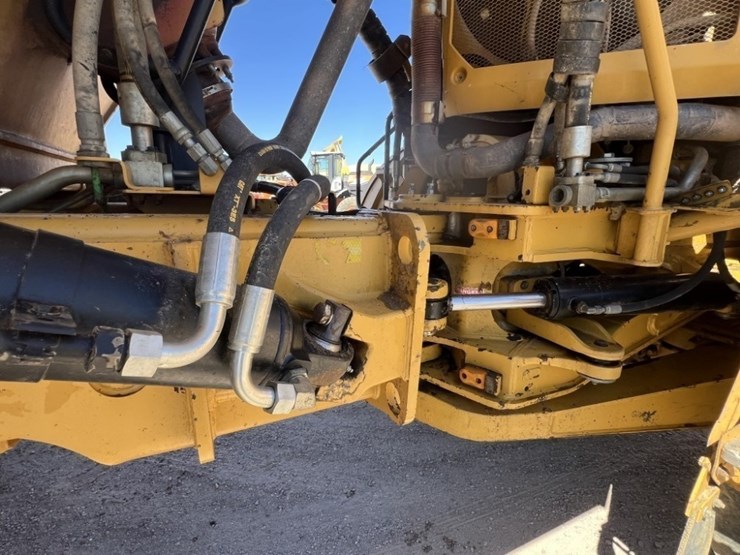 2013-caterpillar-740b-image-25