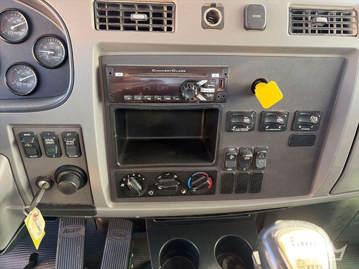 2015-peterbilt-348-image-19