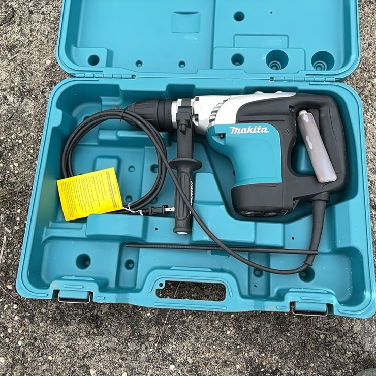 NEW MAKITA 1 9/16" ROTARY HAMMER ACCEPTS SDS PLUS BITS - HR4002- 1 YR FACTORY WARRANTY -RECON NEW SUPPORT EQUIPMENT