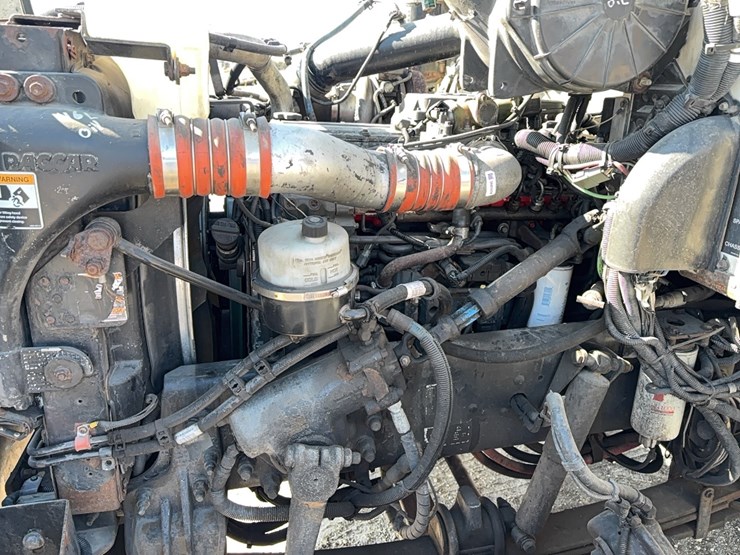 2011-peterbilt-348-image-23