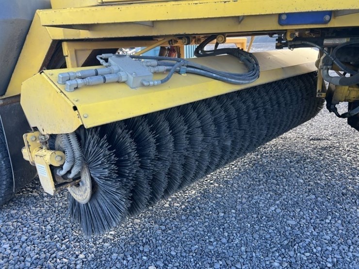 2015-superior-broom-dt80j-image-13