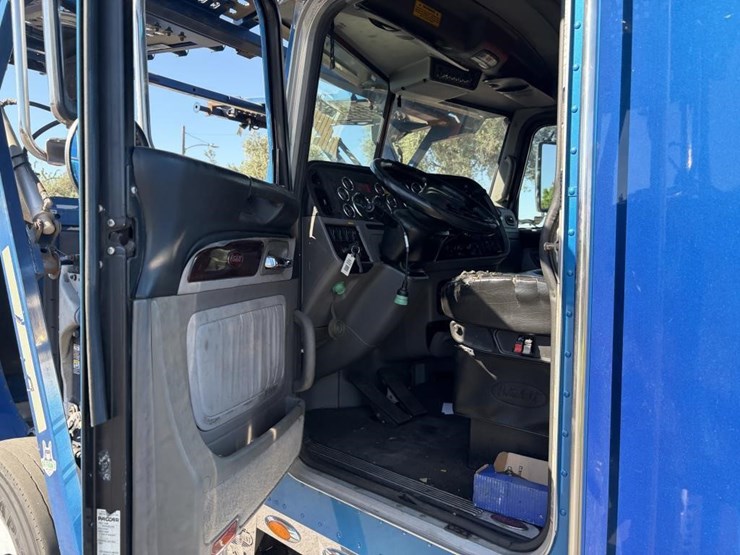 2017-peterbilt-389-image-25