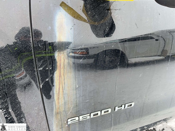 2016-chevrolet-silverado-2500hd-image-13