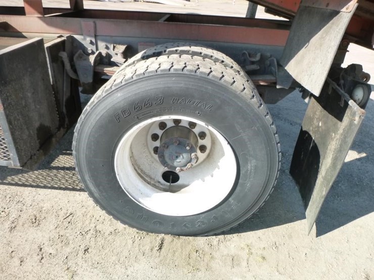 2001-freightliner-fl70-image-37