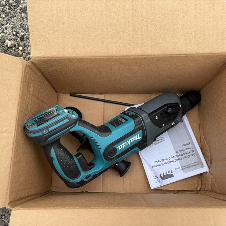 NEW MAKITA 7/8" ROTARY HAMMER ACCEPTS SDS PLUS BITS - XRH04Z- 1 YR FACTORY WARRANTY -RECON NEW SUPPORT EQUIPMENT