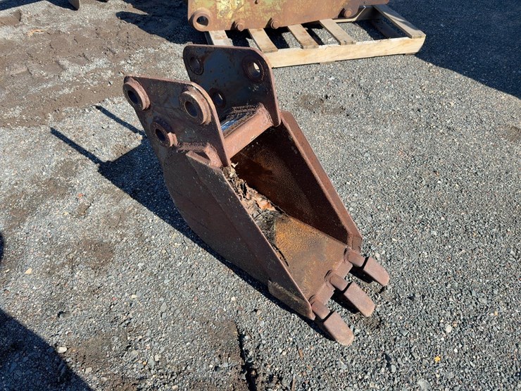 12"-bucket-with-teeth-image-4