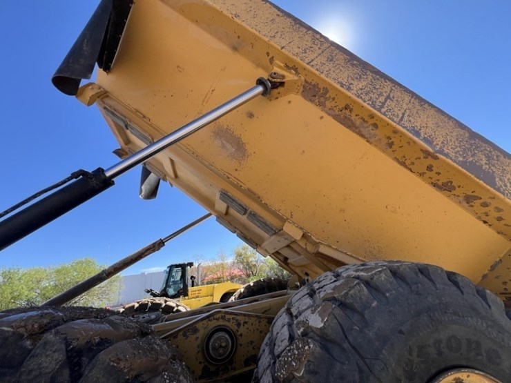 2013-caterpillar-740b-image-41