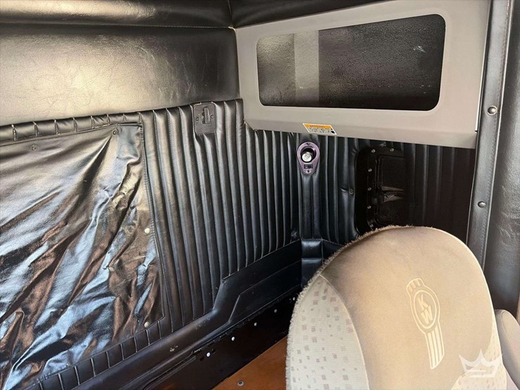 2015-kenworth-t800-t/a-wet-kit-sleeper-cab-truck-tractor-image-17