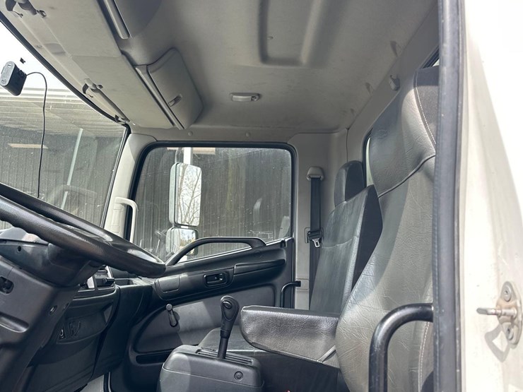 2019-hino-268-image-21