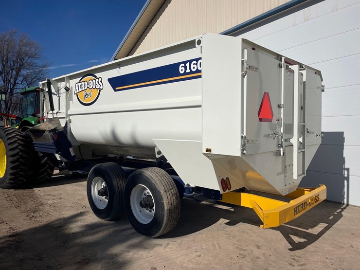 2024-herd-boss-6160-mixer-wagon--1-owner-image-3