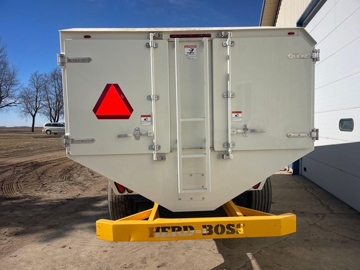 2024-herd-boss-6160-mixer-wagon--1-owner-image-21