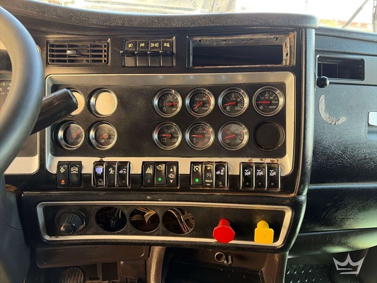 2015-kenworth-t800-t/a-wet-kit-sleeper-cab-truck-tractor-image-13