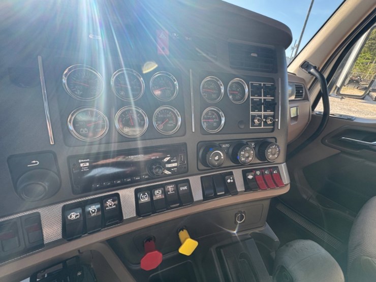 2015-kenworth-t880-image-18