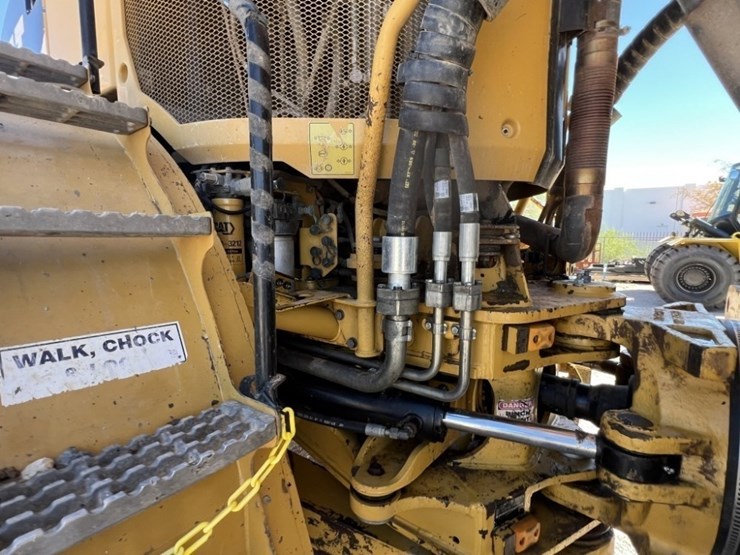 2013-caterpillar-740b-image-12