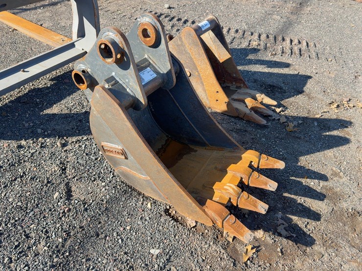 doosan-20"-bucket-with-teeth-image-1
