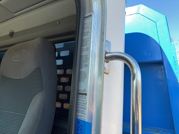 2011-peterbilt-348-image-14