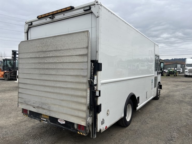 2010-freightliner-mt55-image-4