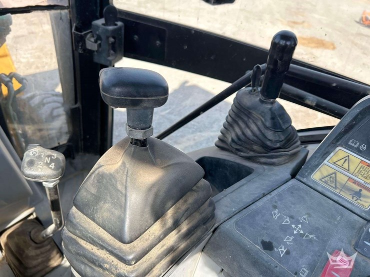 2013-caterpillar-420f-image-14