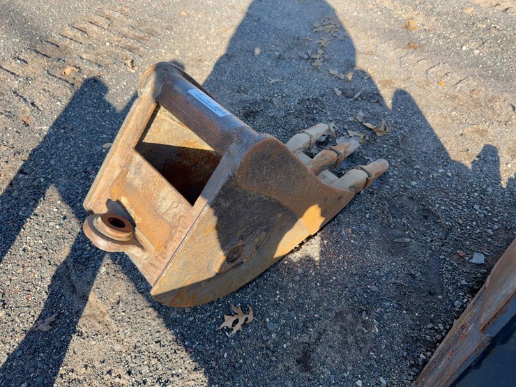 cp-12"-bucket-with-teeth-image-4