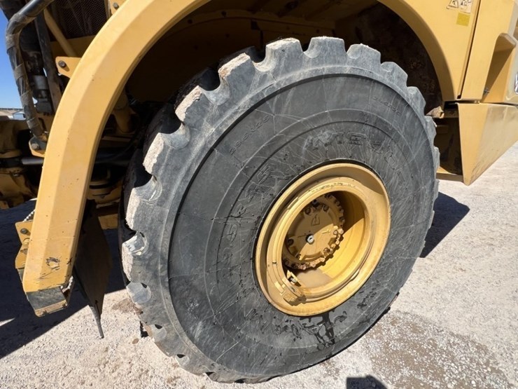 2013-caterpillar-740b-image-29