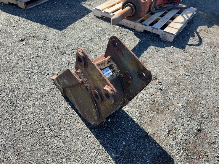 12"-bucket-with-teeth-image-2