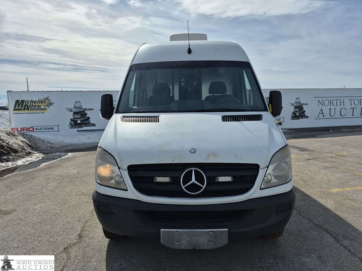 2013-mercedes-benz-sprinter-2500-image-2