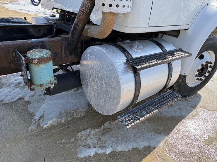 2002-international-8100-image-4