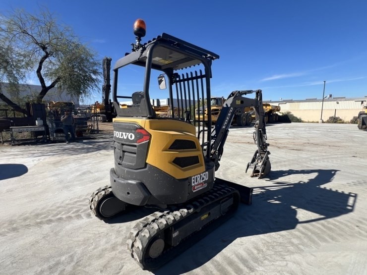 2022-volvo-ecr25d-image-5