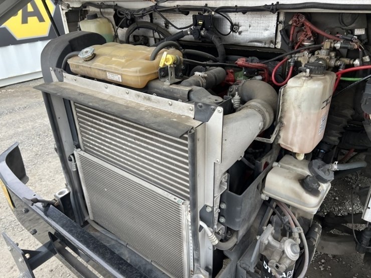 2010-freightliner-mt55-image-10