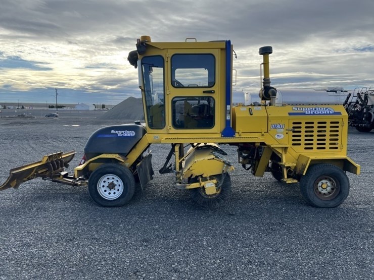 2015-superior-broom-dt80j-image-2