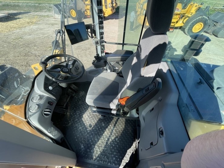 2023-volvo-l70h-image-32