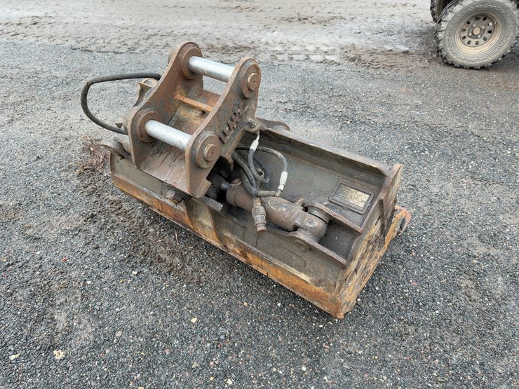 lemac-42"-hyd-tilting-cleanup-bucket-with-boce-image-3