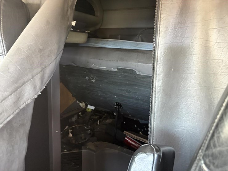 2017-peterbilt-389-image-33