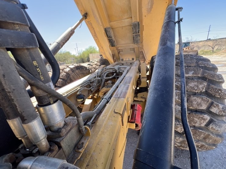 2013-caterpillar-740b-image-38