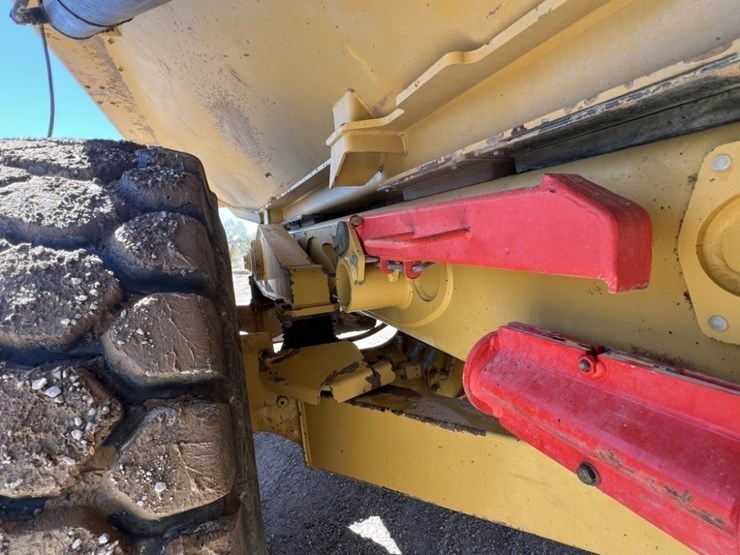 2013-caterpillar-740b-image-24