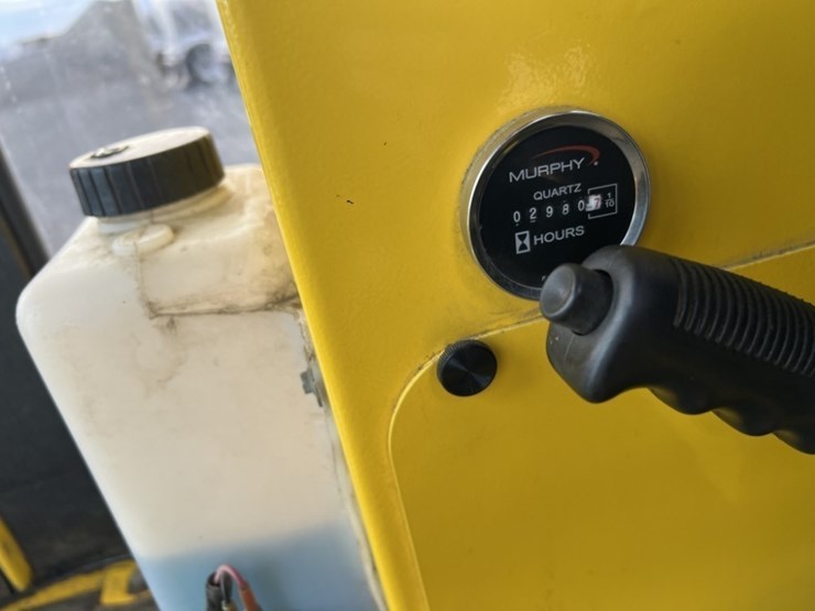 2015-superior-broom-dt80j-image-34