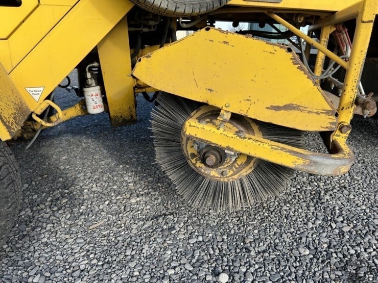 2015-superior-broom-dt80j-image-19