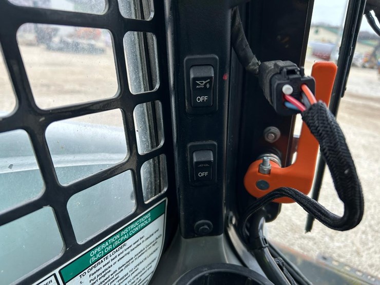 2022-bobcat-t740-image-27