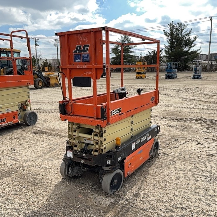 2017 JLG 1932R