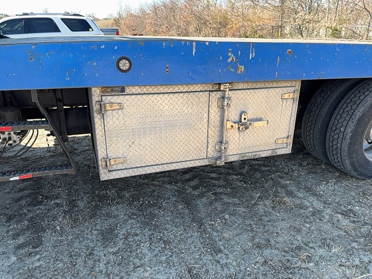 2011-peterbilt-348-image-9