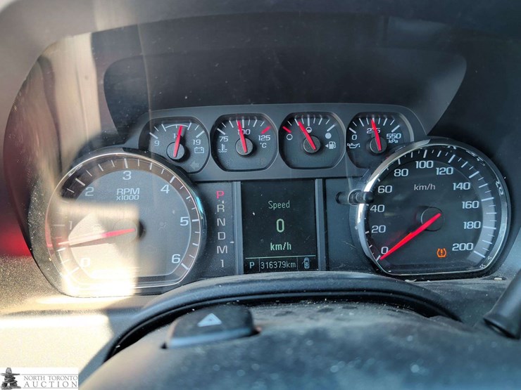 2016-chevrolet-silverado-2500hd-image-17