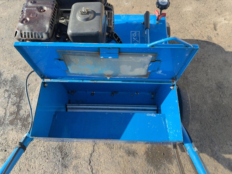 bluebird-p18-walk-behind-overseeder-image-6